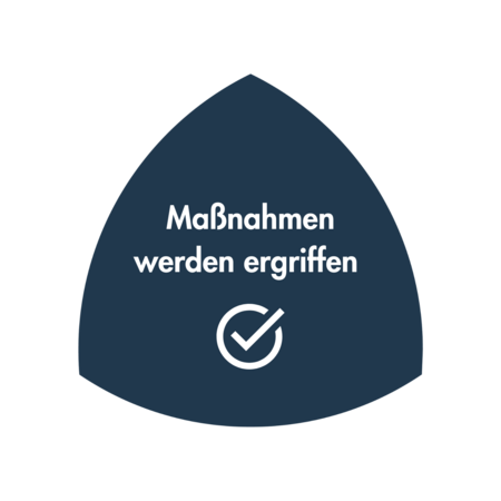 Maßnahmen werden ergriffen, Check-Symbol, dunkelblauer Hintergrund, schwarzer Hintergrund