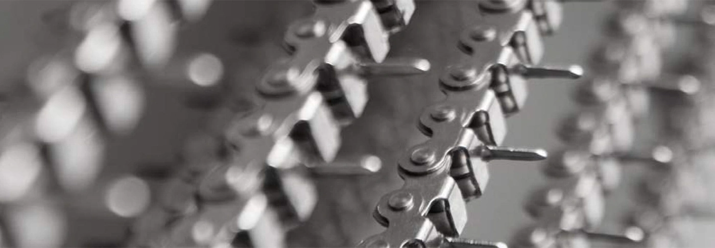 Nahaufnahme einer Metallkette mit Stiften, die ineinandergreifen, in Graustufen