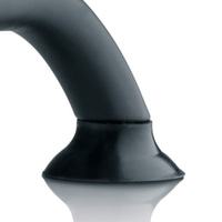 Oggetto nero curvo con superficie riflettente, isolato su sfondo bianco