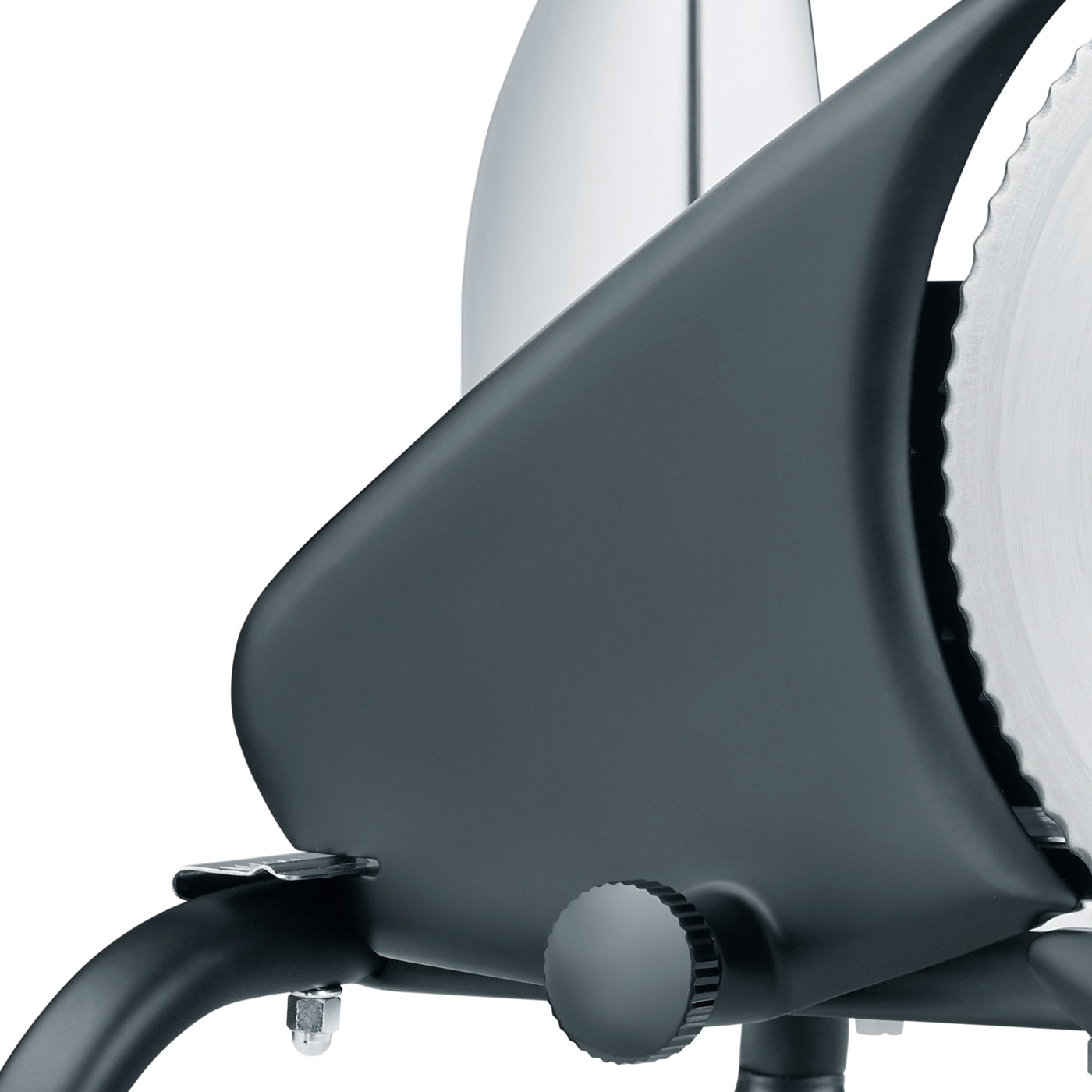 Primo piano di un'affettatrice nera con lama seghettata e manopole di regolazione