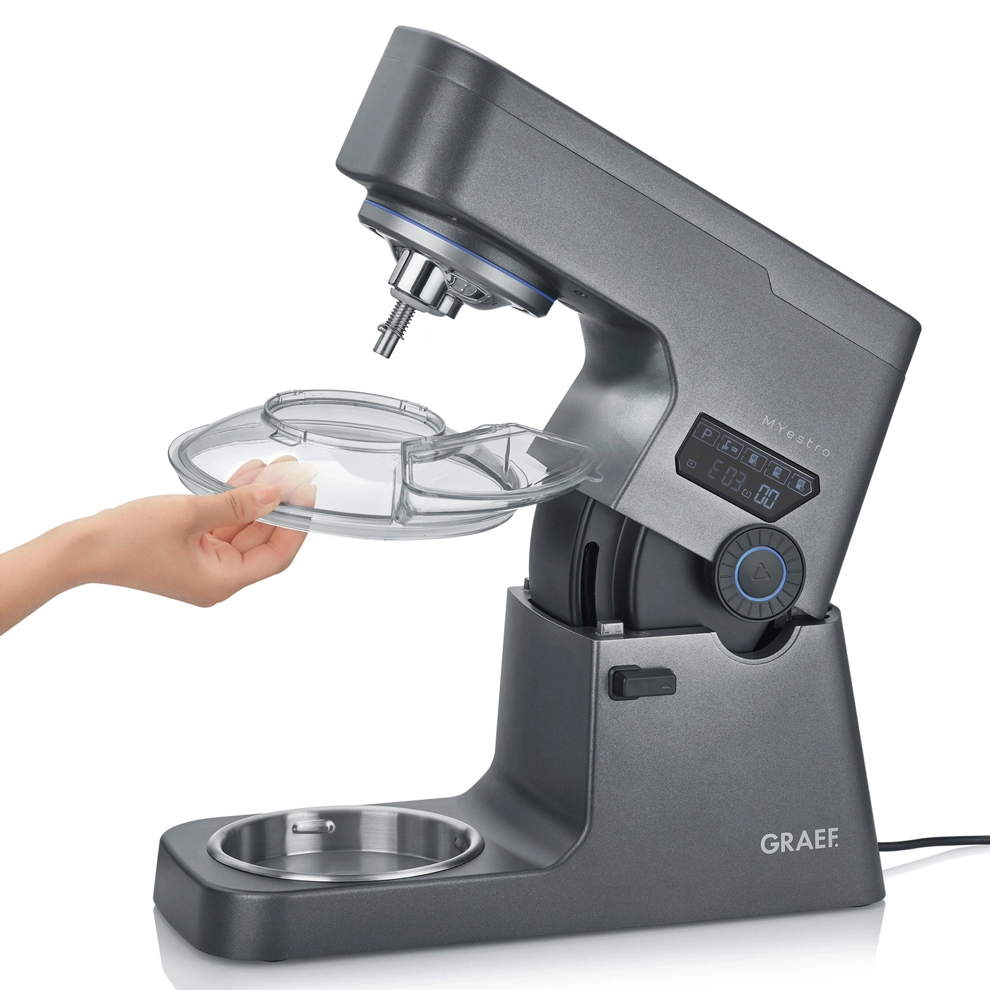 Graue Küchenmaschine mit Zubehör und Hand, die ein Teil hält.