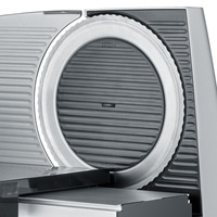 Nahaufnahme eines silbernen Fleischschneiders mit einem runden Messer und der Aufschrift "OPEN".