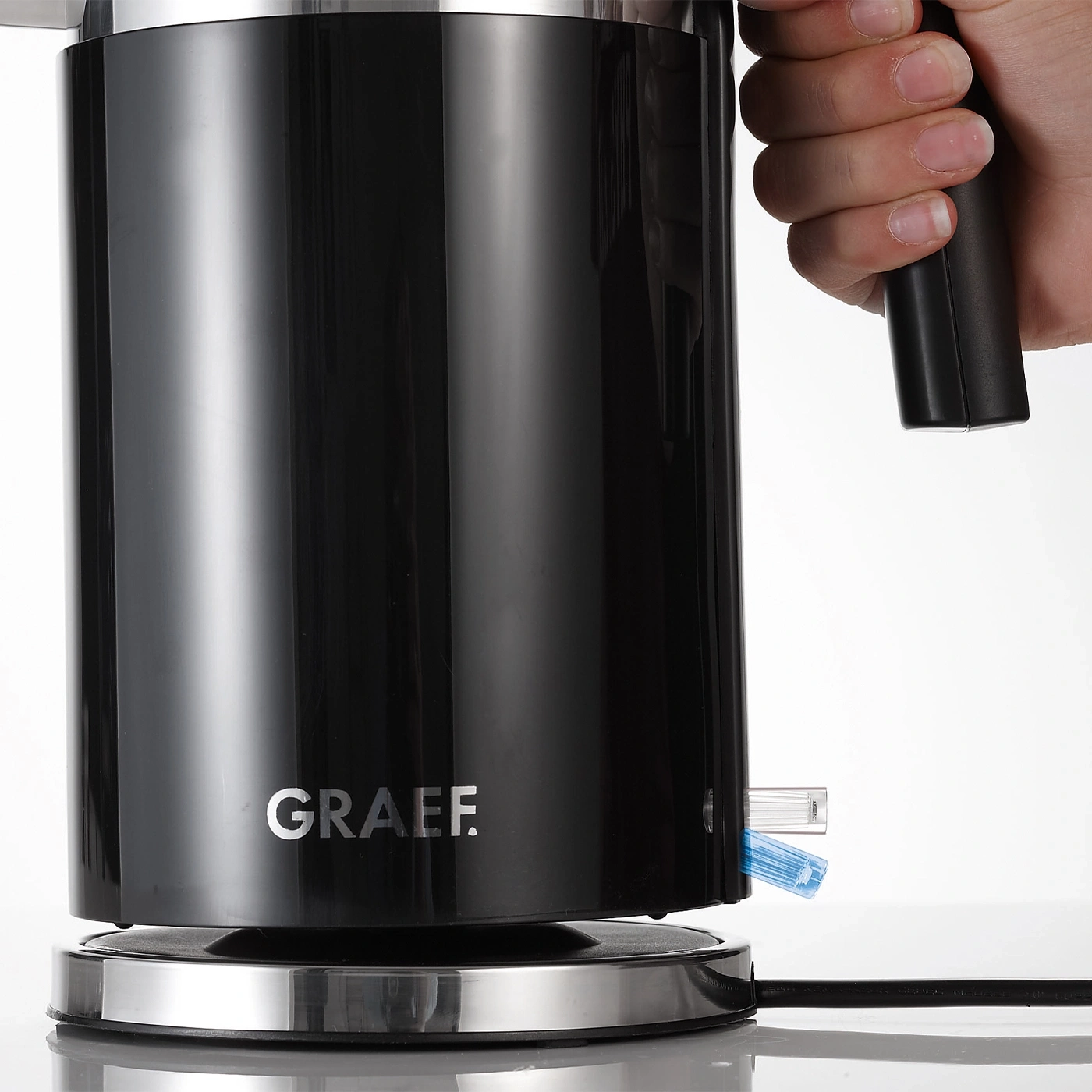 Schwarzer Wasserkocher mit GRAEF-Logo, Griff und blauem Element.