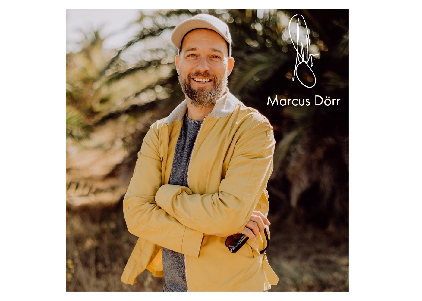 Mann mit Bart und gelber Jacke, lächelt in die Kamera, Marcus Dörr
