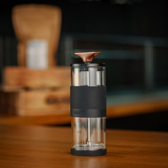 manueller Milchaufschäumer aus Glas mit Holzgriff von GRAEF