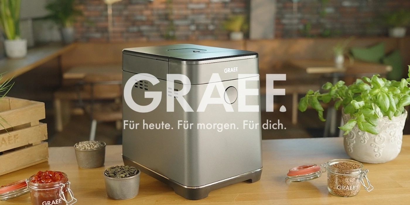 Graef Brotbackautomat mit Zutaten auf einem Holztisch in einem Restaurant