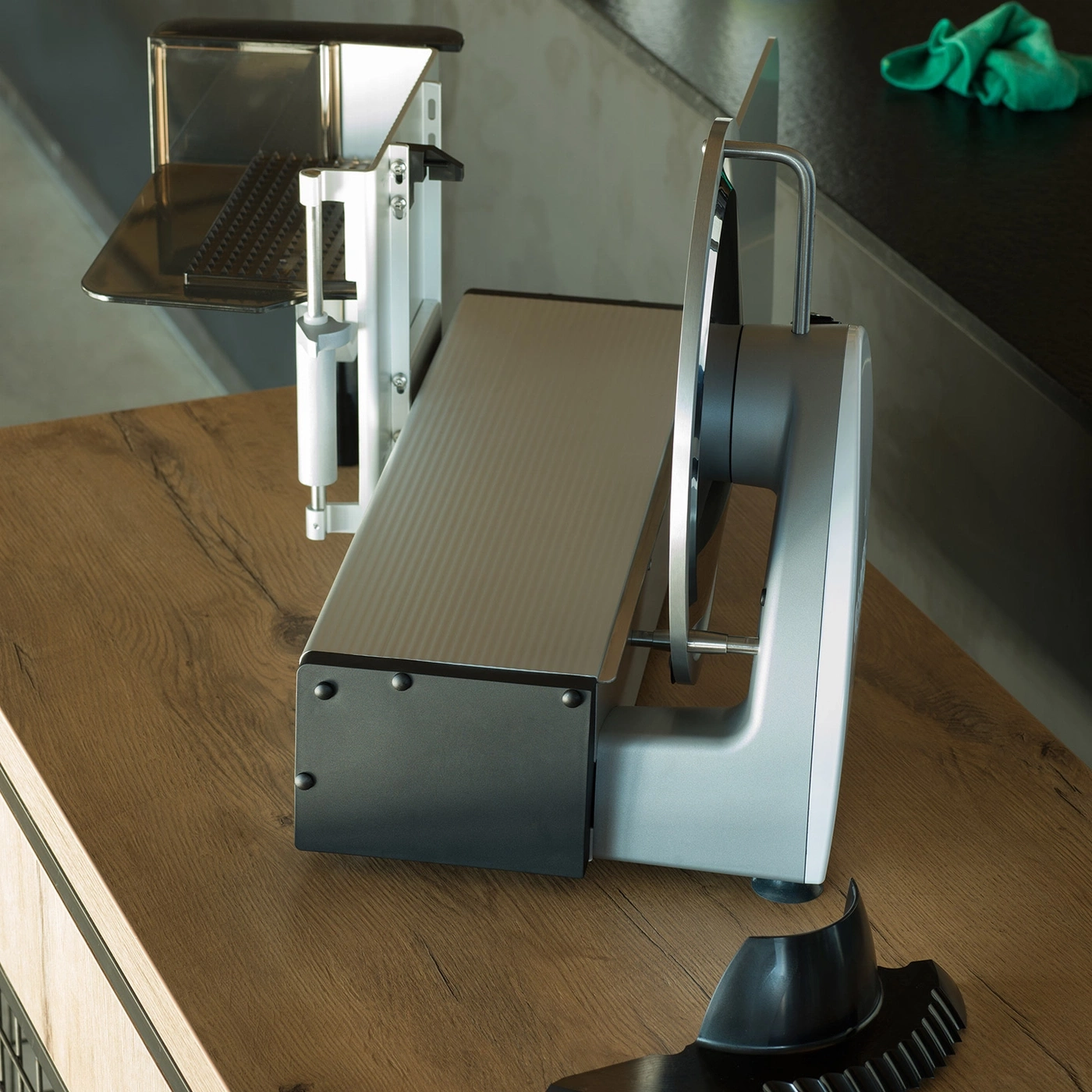 Fleischschneidemaschine auf Holztisch, Detailaufnahme, Küchengerät, Nahaufnahme