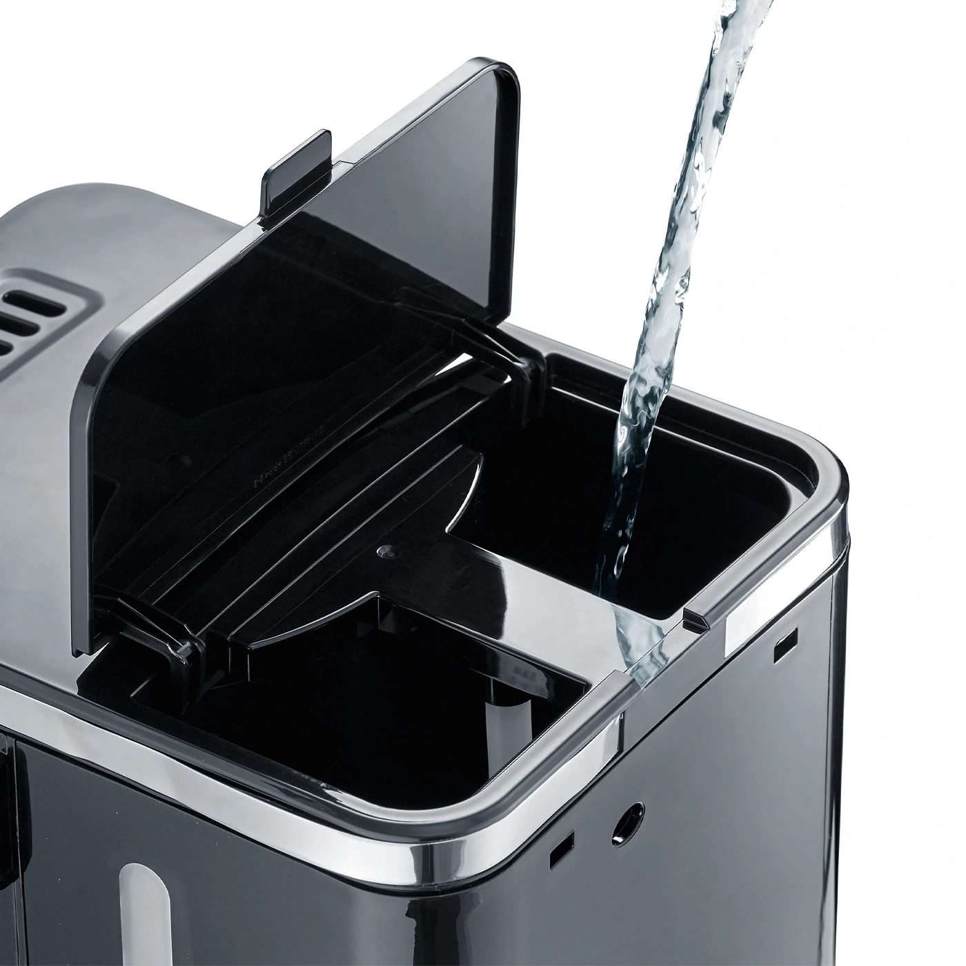 Kaffeemaschine, Wasser wird in den Tank gegossen, schwarzes Design, Detailaufnahme, Nahaufnahme