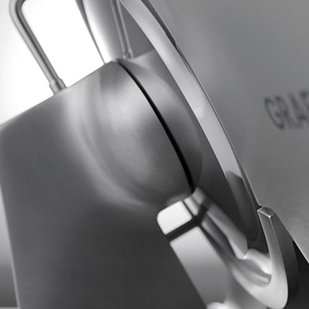 Nahaufnahme eines silbernen Kochtopfes mit Griff und Deckel, glänzend