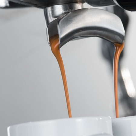 Kaffee fließt in Tassen. Espresso-Maschine, nah, Getränk, braun, heiß.