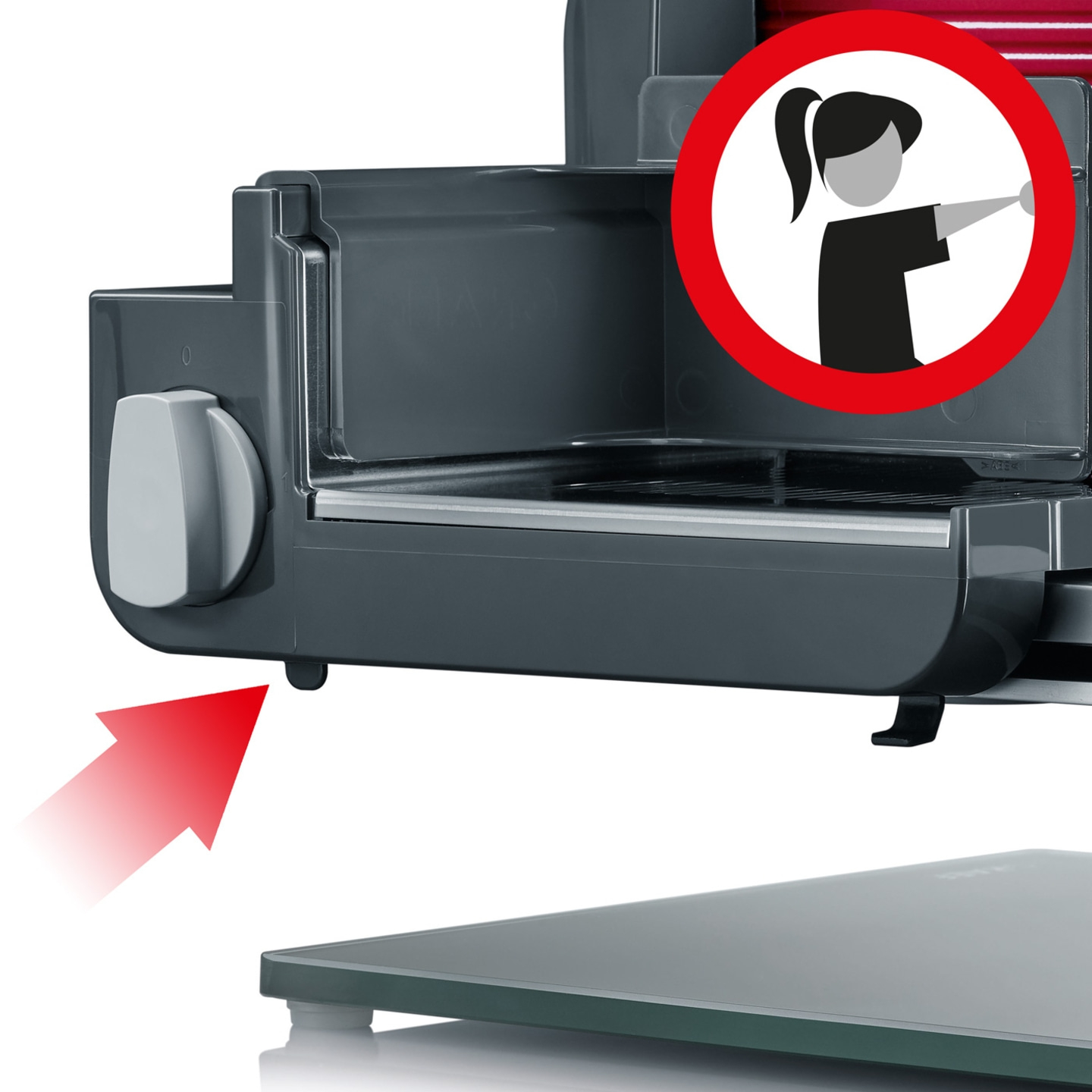 Ein roter Pfeil zeigt auf einen kleinen schwarzen Stift unter dem Gerät.