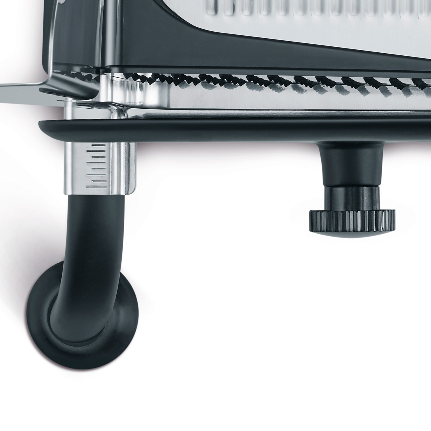 Primo piano di un utensile da cucina nero con scala di misurazione e rotella di regolazione