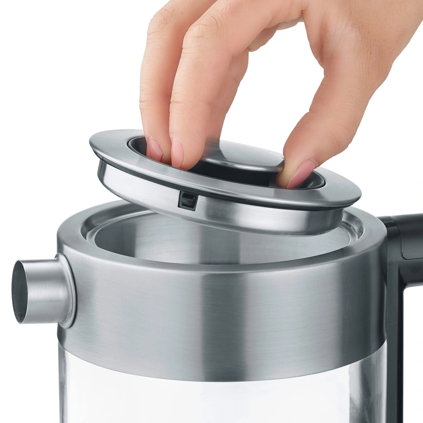 Hand öffnet den Deckel eines Wasserkochers aus Edelstahl, Nahaufnahme