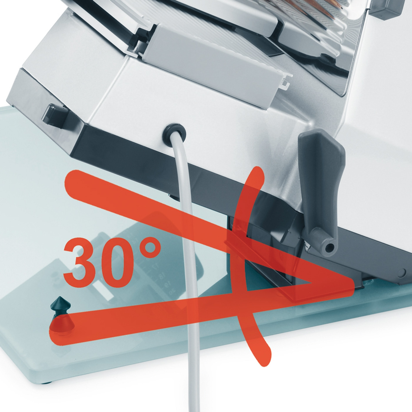 Ein Fleischschneider mit einem 30-Grad-Winkel, der auf einer hellblauen Oberfläche steht.