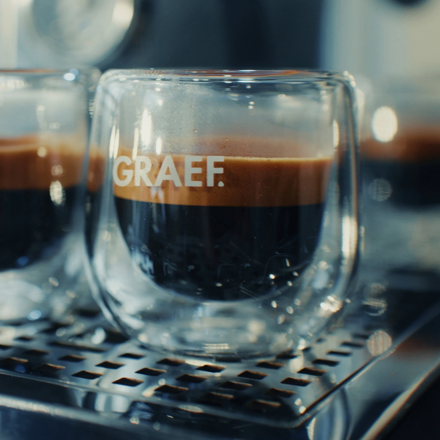 Ein Glas Espresso mit dem GRAEF-Logo auf einer Espressomaschine.