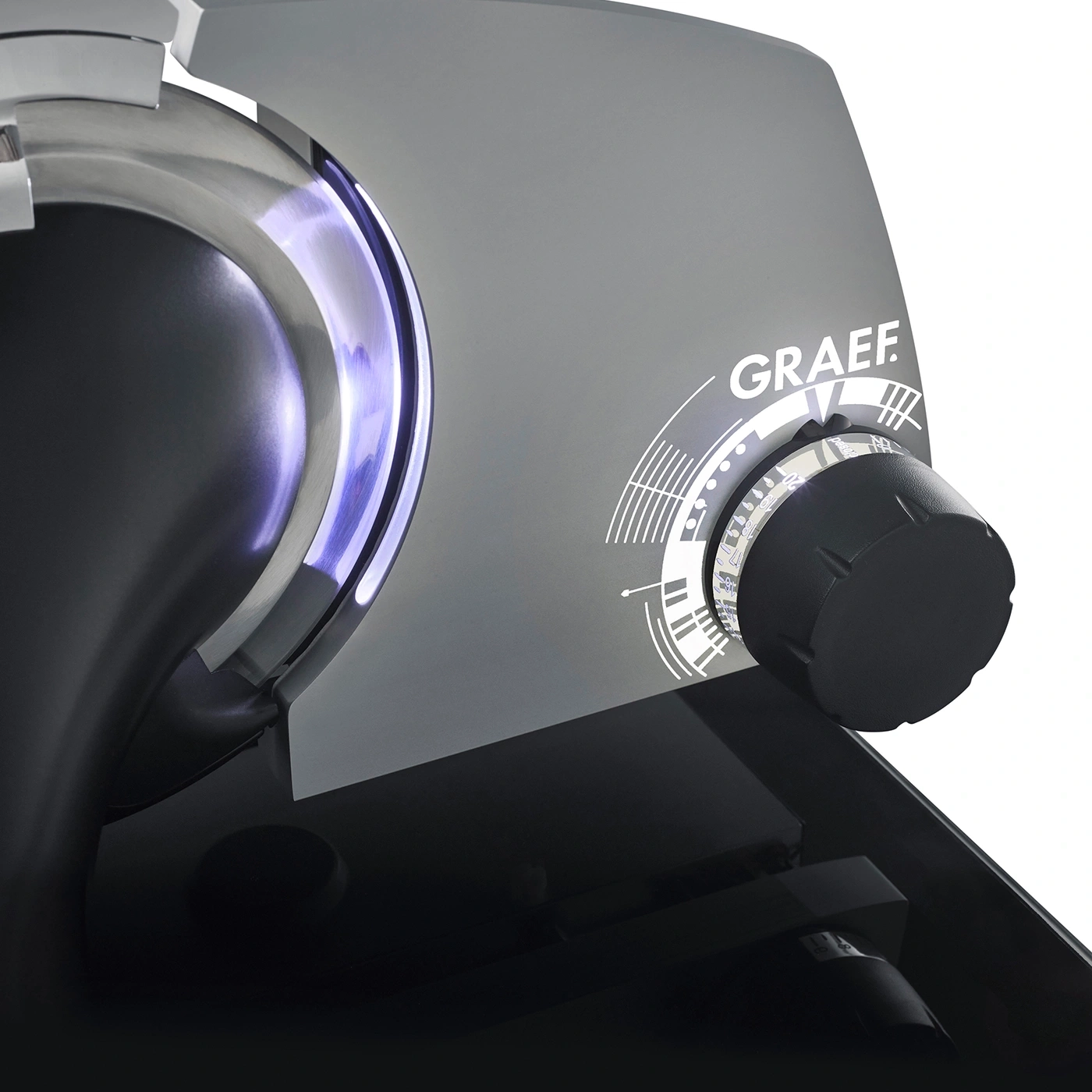 Graef-Allesschneider, Detailaufnahme, Drehknopf, graue Oberfläche, blaues Licht, Marke