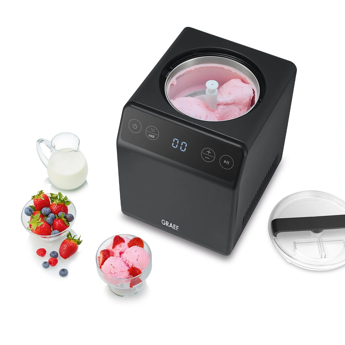 Eismaschine mit Eis, Beeren, Milch und Deckel. Schwarzes Gerät.
