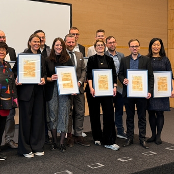 Gruppenfoto nach Urkundenverleihung