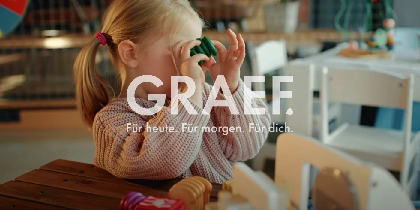 Ein Kind spielt mit Spielzeug. GRAEFF. Für heute. Für morgen. Für dich.