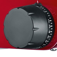 Nahaufnahme eines roten Geräts mit einem schwarzen Drehknopf und Zahlen.