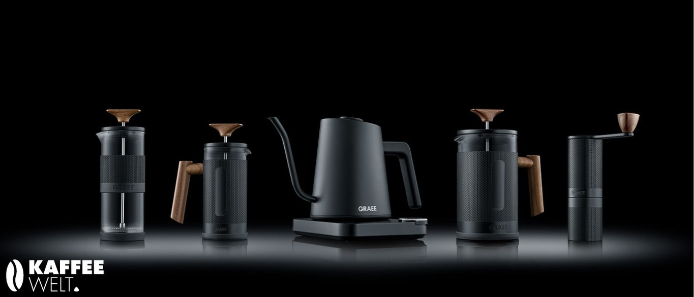 Kaffeemaschinen-Set mit Holzdetails auf schwarzem Hintergrund, GRAEF-Marke.