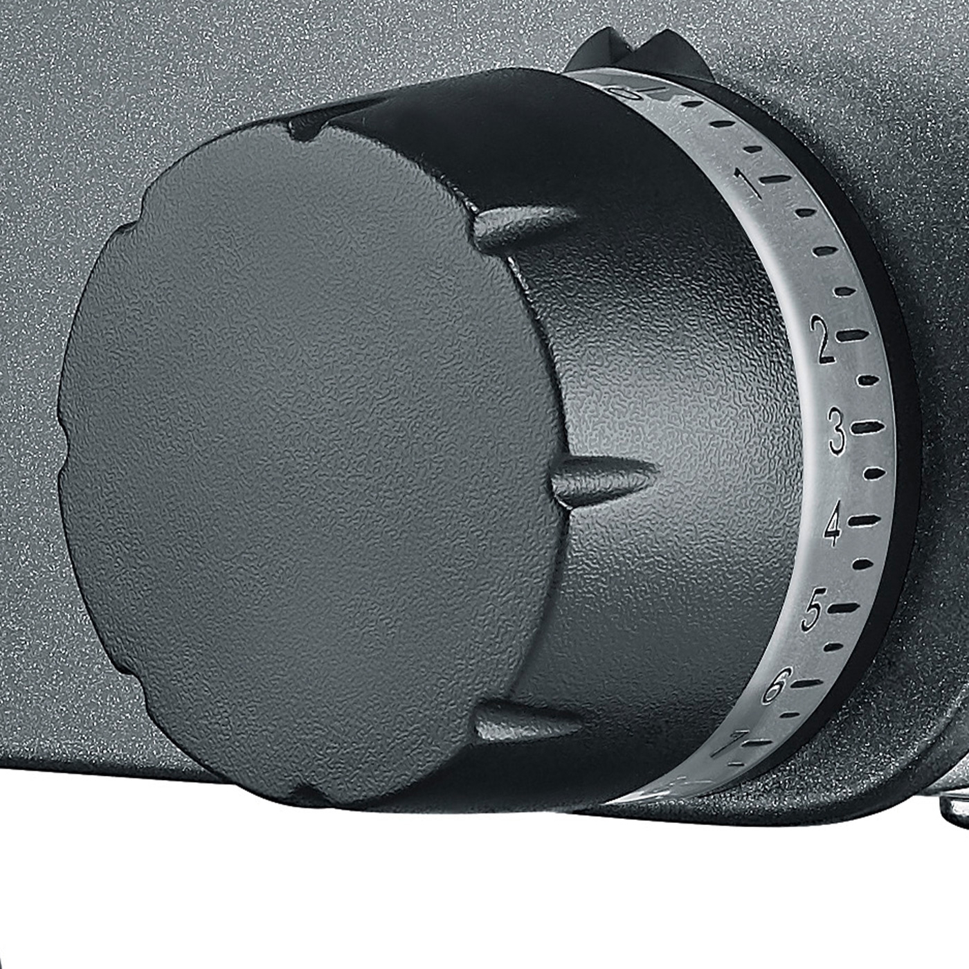 Schwarzer Drehknopf mit Zahlen auf silbernem Ring, Nahaufnahme, Detailaufnahme.