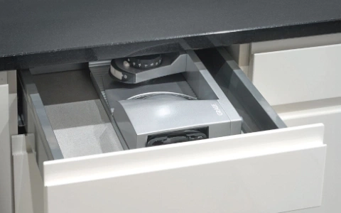 Schublade mit eingebauter Küchenmaschine, silberfarben, geöffnet, Nahaufnahme