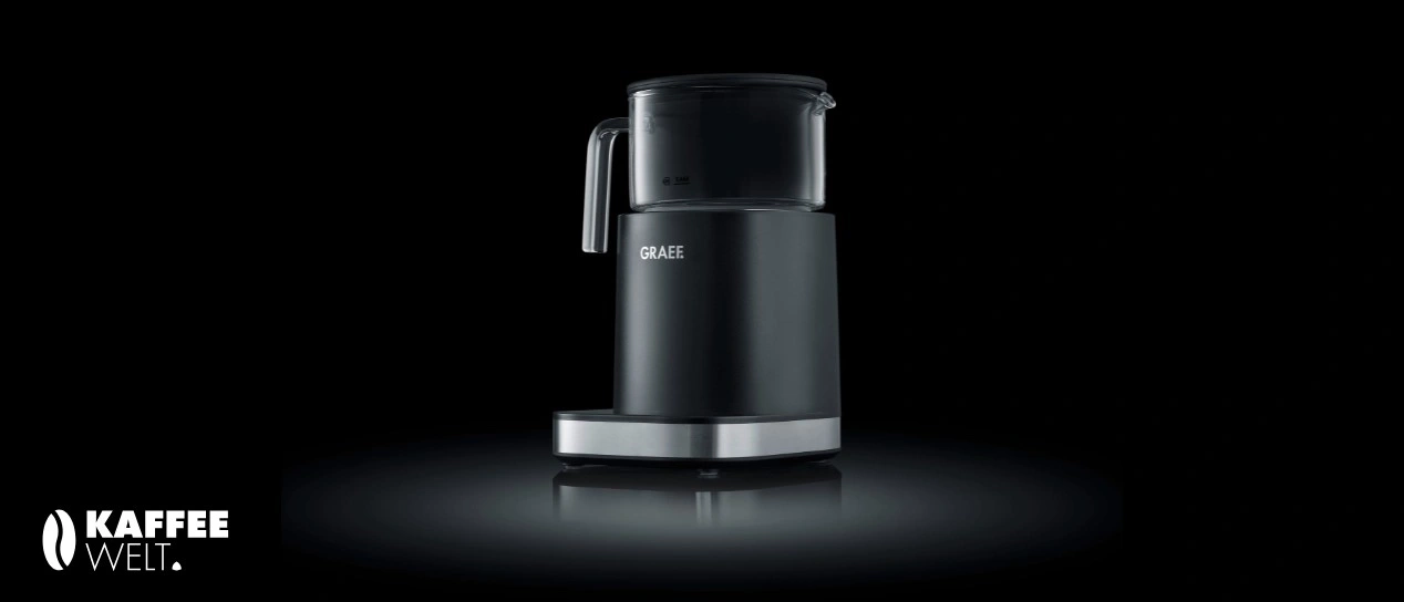 Schwarze Kaffeemaschine mit Glasbehälter und GRAEF-Logo auf schwarzem Hintergrund