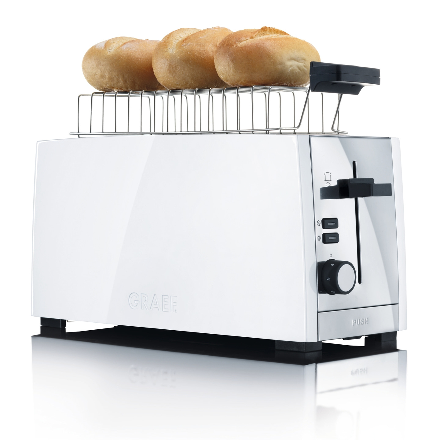 Grille-pain blanc avec chauffe-pain et trois petits pains, prêt à griller.