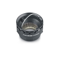 Schwarzer Kaffeemühle mit Einstellung für fein oder grob.