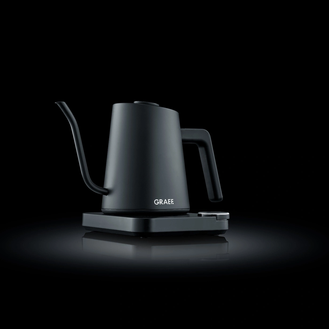 Schwarzer Wasserkocher mit GRAEF-Logo auf schwarzem Hintergrund, elegant.