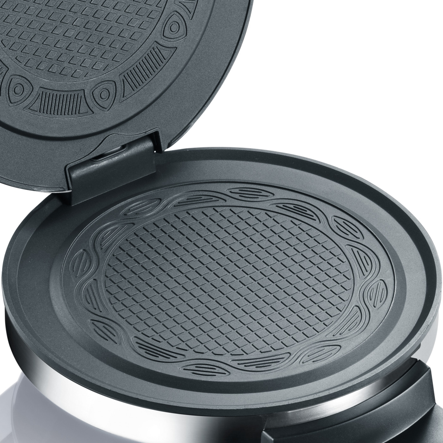 Offener Waffelmaker mit detaillierten Backflächen und silbernem Rand.