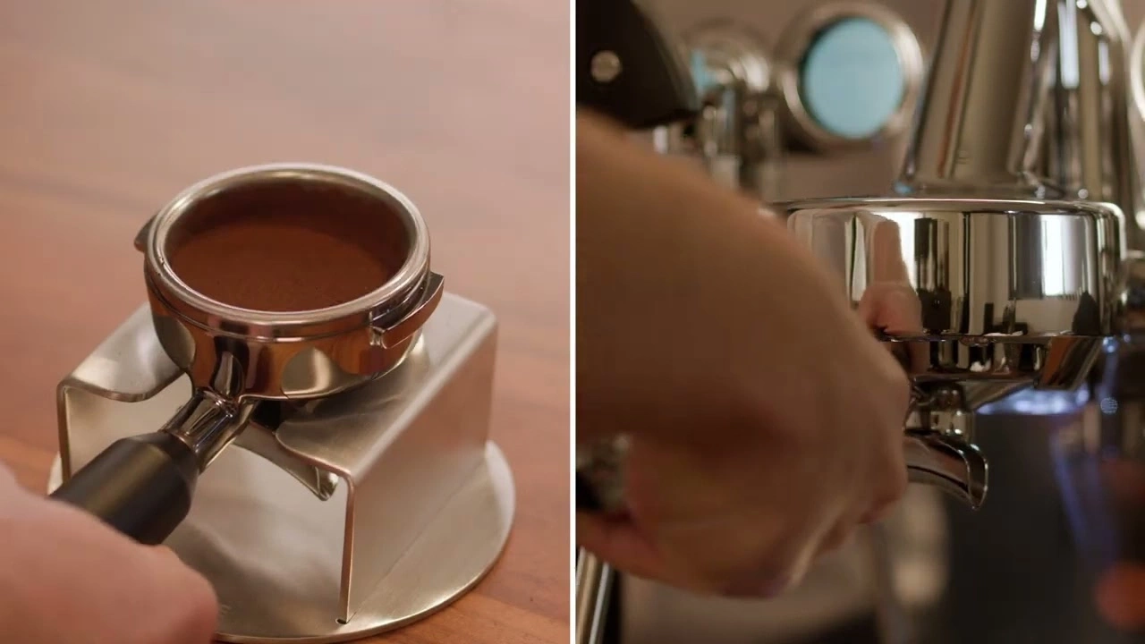 Kaffeezubereitung: Siebträger mit Kaffeepulver wird in die Maschine eingesetzt.