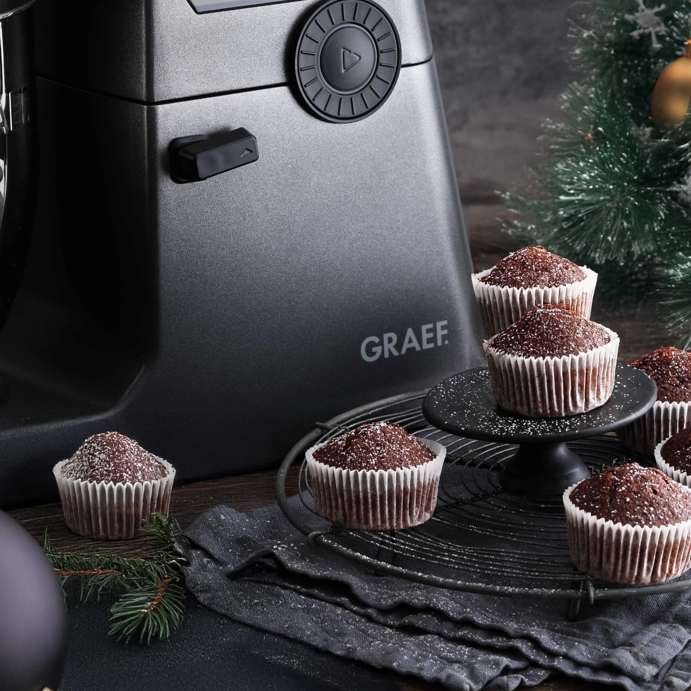 Graef Küchenmaschine mit Muffins und Weihnachtsdeko
