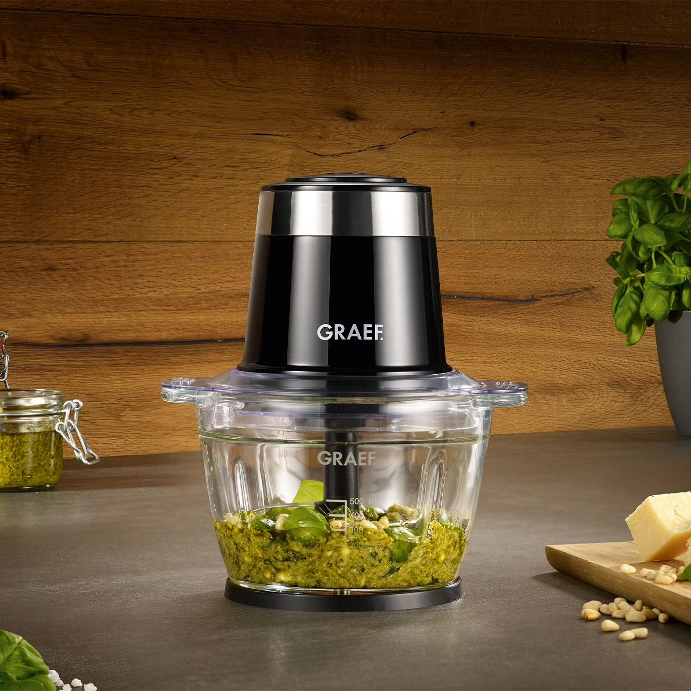 Graef-Zerkleinerer mit Pesto, Parmesan und Pinienkernen auf einer Arbeitsplatte