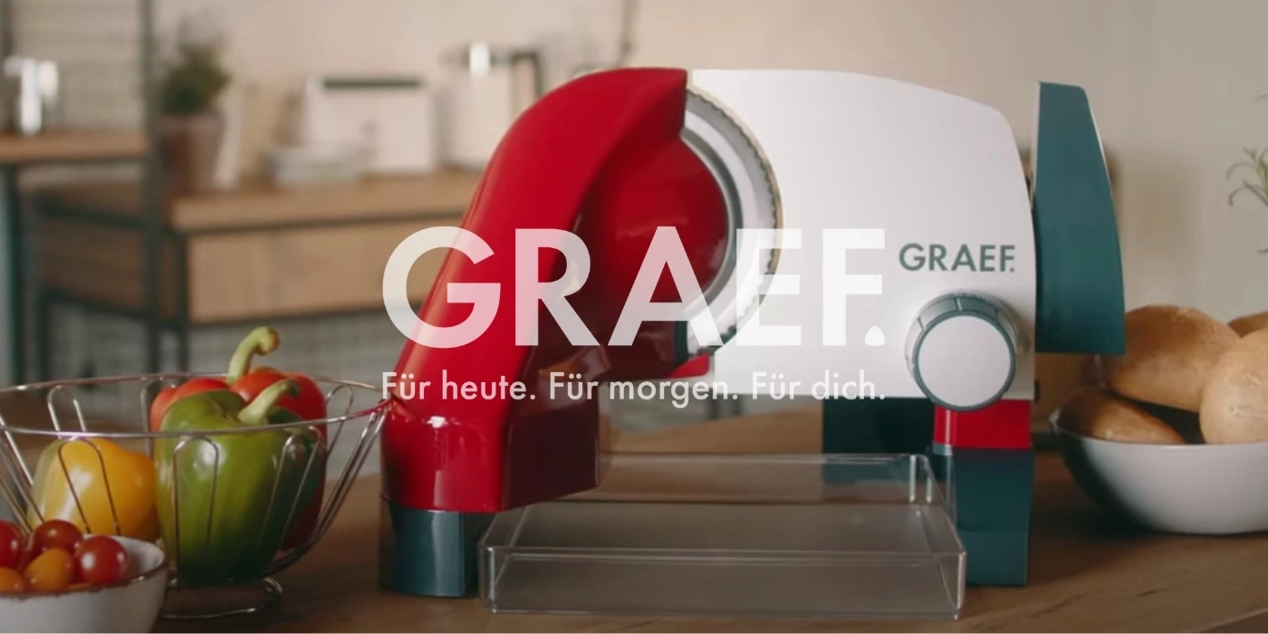 Graef Allesschneider mit Gemüse und Brötchen in der Küche