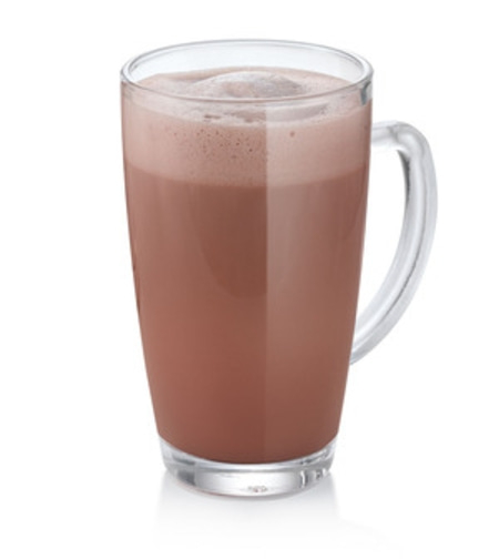 Un bicchiere di cioccolata calda con schiuma, isolato su sfondo bianco.