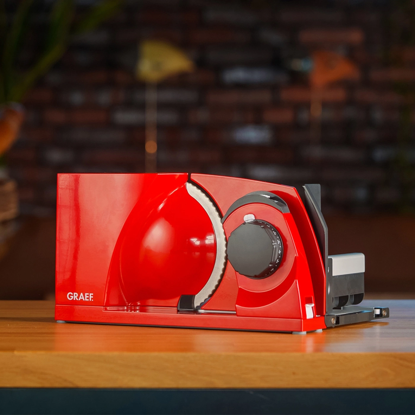 roter Allesschneider auf Holztisch