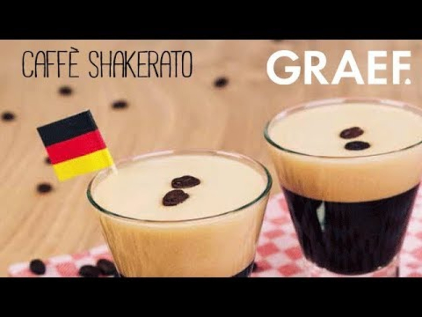 Deux cocktails au café avec des grains de café et un drapeau allemand.