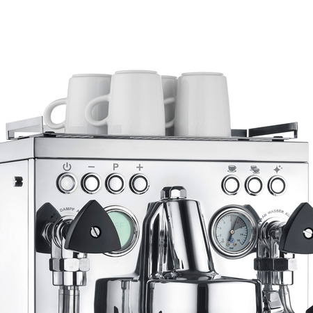 Espressomaschine mit Tassen, Knöpfen und Manometern. Glänzendes Metall.