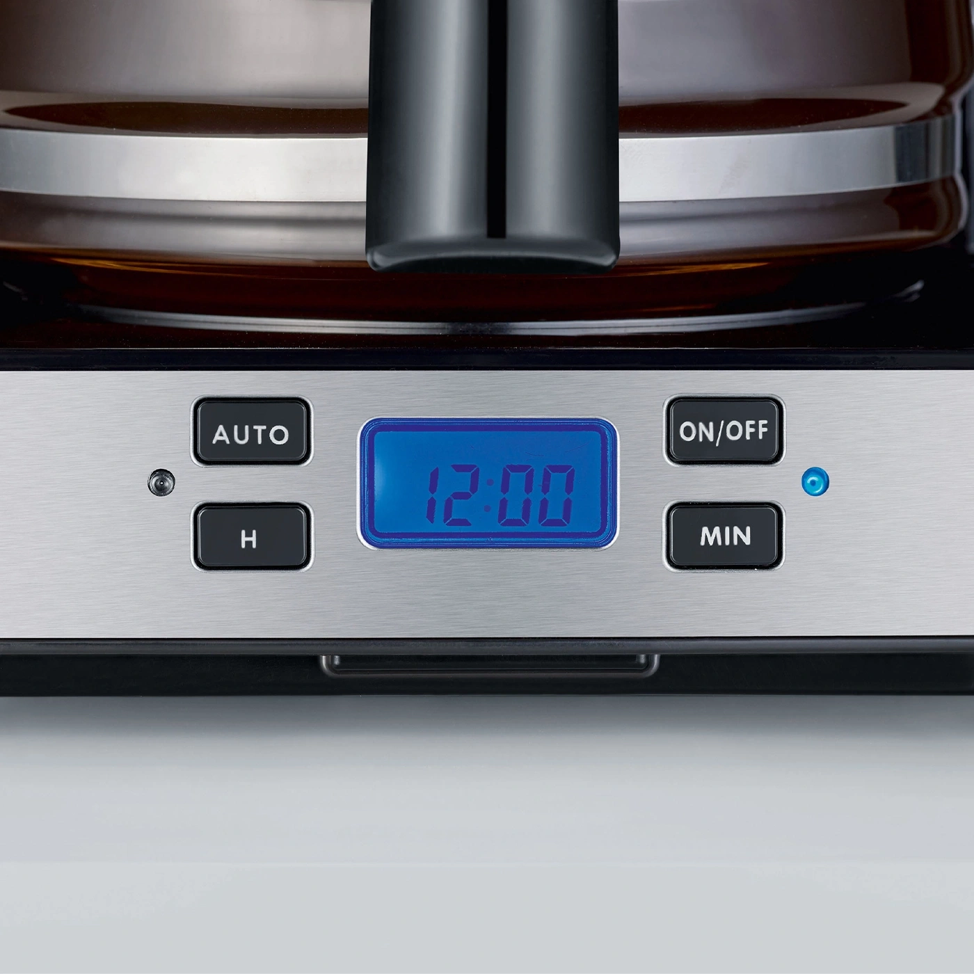 Kaffeemaschine mit digitaler Anzeige, Knöpfen und Uhrzeit 12:00 Uhr.