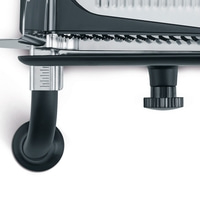 Primo piano di un utensile da cucina nero con scala di misurazione e rotella di regolazione