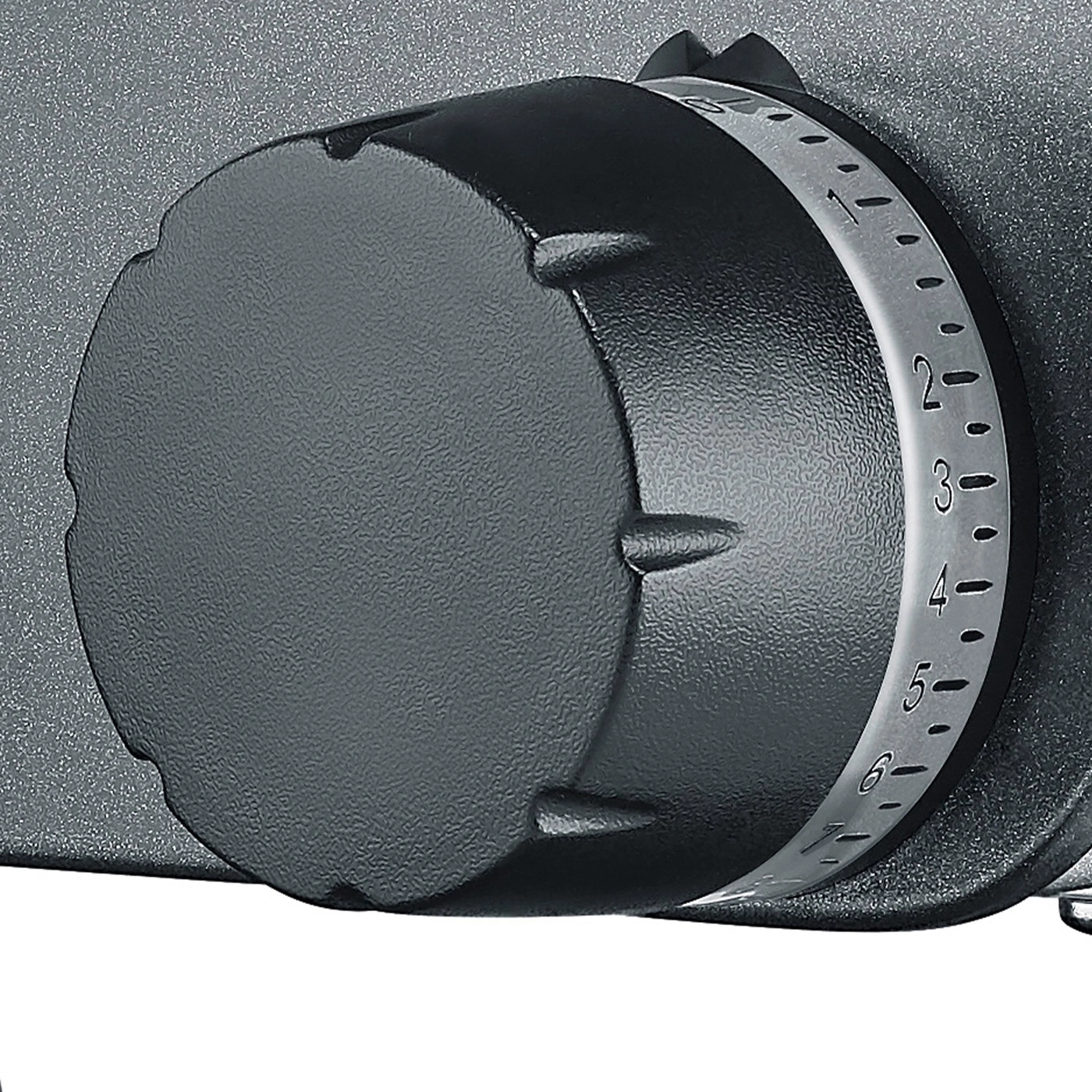 Schwarzer Drehknopf mit Zahlen auf silbernem Ring, Nahaufnahme, Detailaufnahme.
