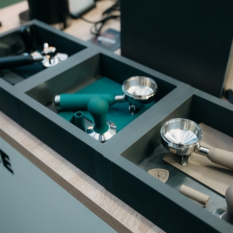 Siebträger, Tamper und Silikonmatten in verschiedenen Farben