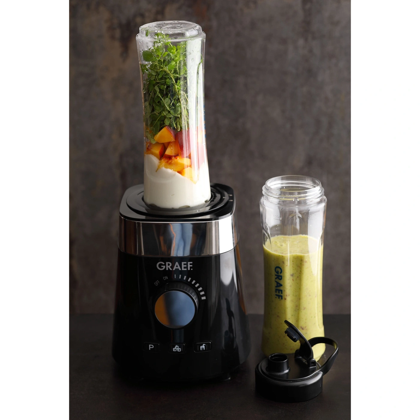 Mixer mit Zutaten und fertigem Smoothie in einem Glas