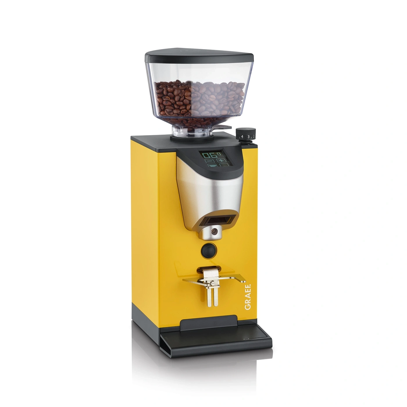 Gelbe Kaffeemühle mit Bohnen, digitalem Display und GRAEF-Logo.