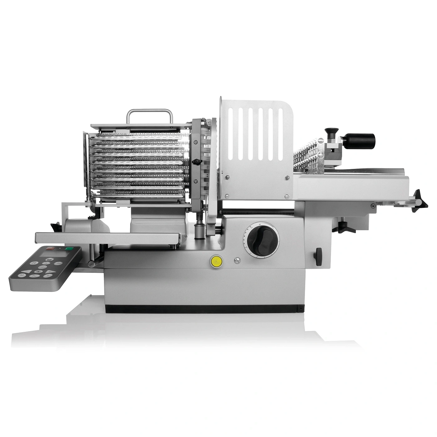 Professionelle Aufschnittmaschine, silberfarben, mit Bedienfeld und Messerkopf, für Lebensmittel.