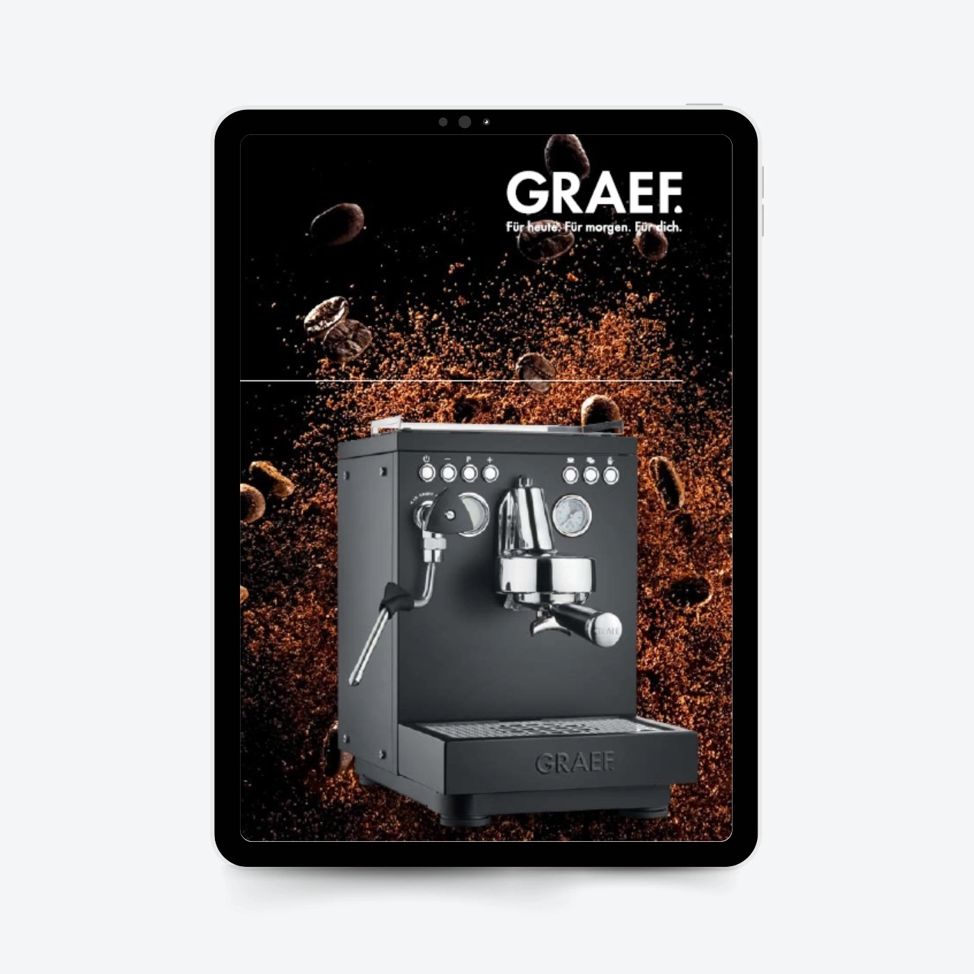 Kaffeemaschine auf einem Tablet, umgeben von Kaffeebohnen und Kaffeepulver.