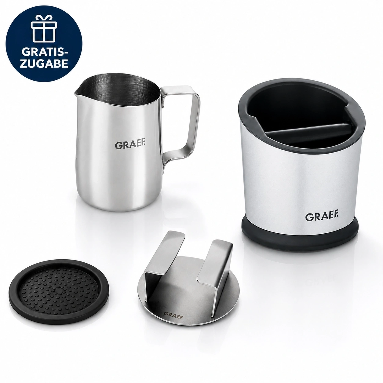 Ein Set von Barista-Werkzeugen mit Milchkännchen, Tamper und Knock Box
