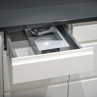 silberner, klappbarer Allesschneider in Schublade, weiße Küche